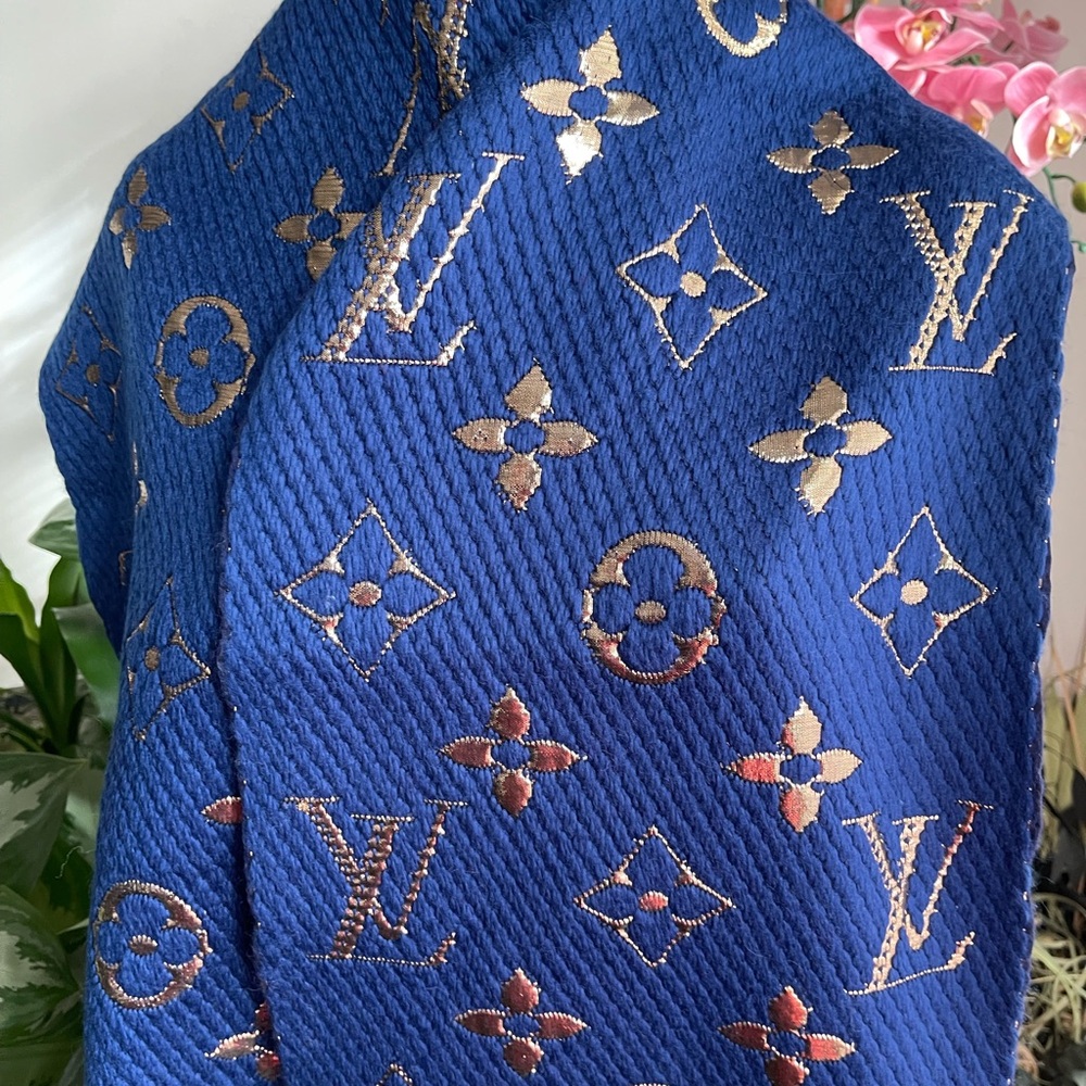Louis Vuitton Logomania Shine Monogram Wrap Neck Muffler.